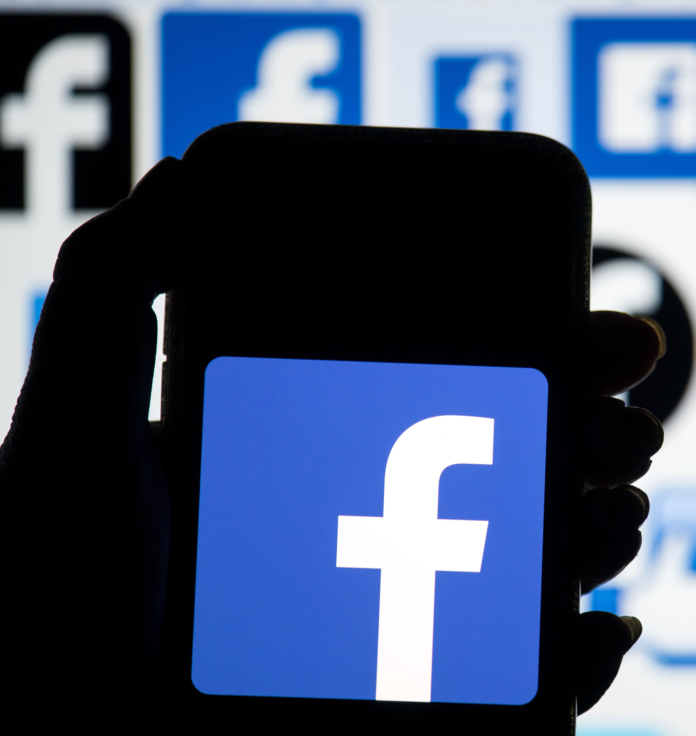 屏幕上的标志:Facebook徽标(Dominic Lipinski / PA)
