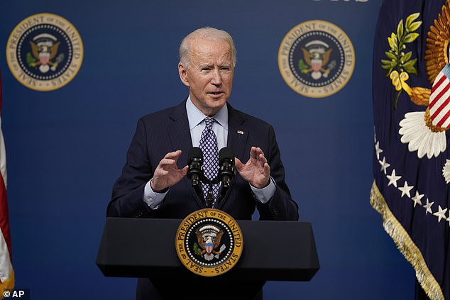 乔·拜登(Joe Biden)穿西装打领带:据称空袭杀死了22名伊朗支持的战斗机,这是拜登政府采取的第一项军事行动