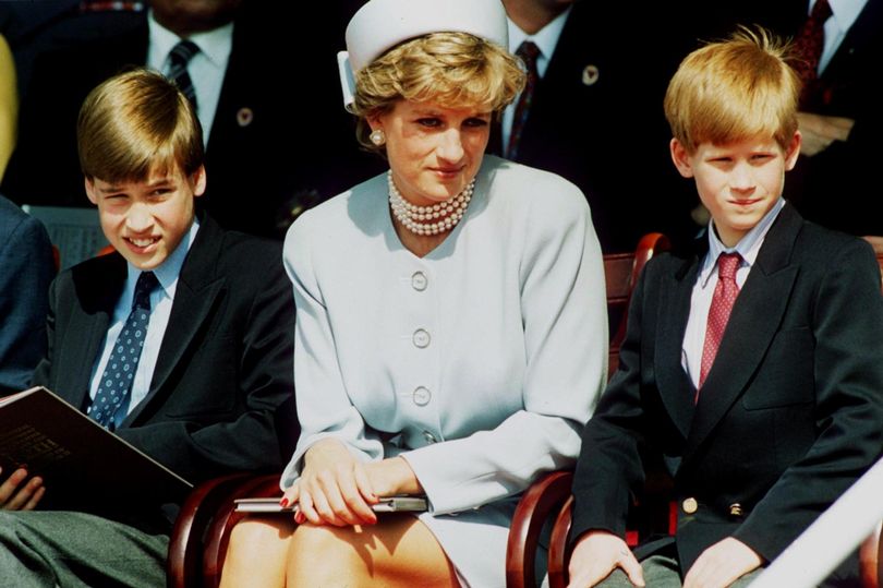 威尔士王妃戴安娜(Diana)等。 坐在一张桌子上:威尔士王妃戴安娜王妃和她的儿子威廉王子和哈里王子