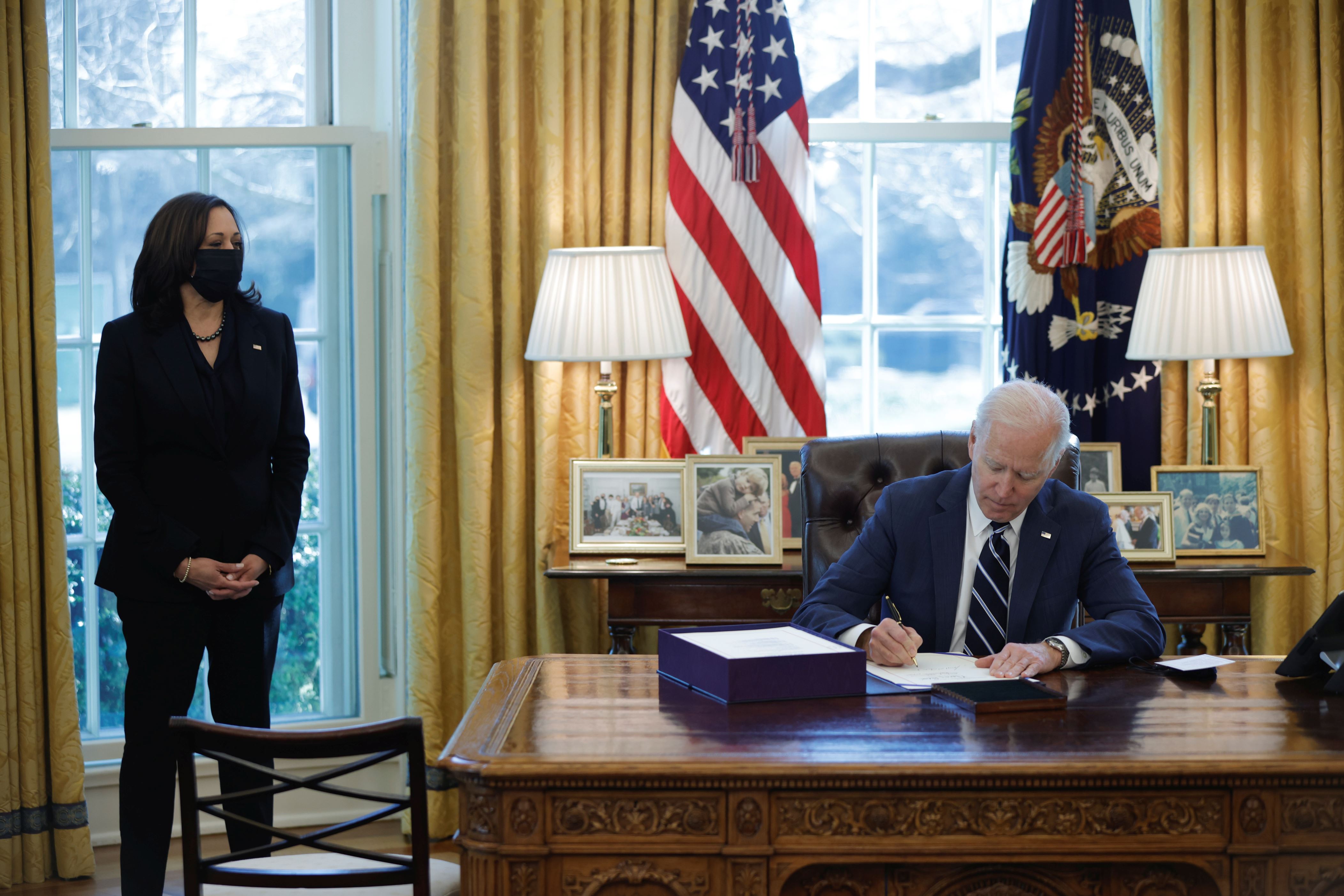 美国总统乔·拜登(Joe Biden)于2021年3月11日在美国华盛顿白宫椭圆形办公室内签署了《美国救援计划》,这是一整套经济救济措施,以应对冠状病毒病(COVID-19)大流行的影响。路透社/汤姆·布伦纳