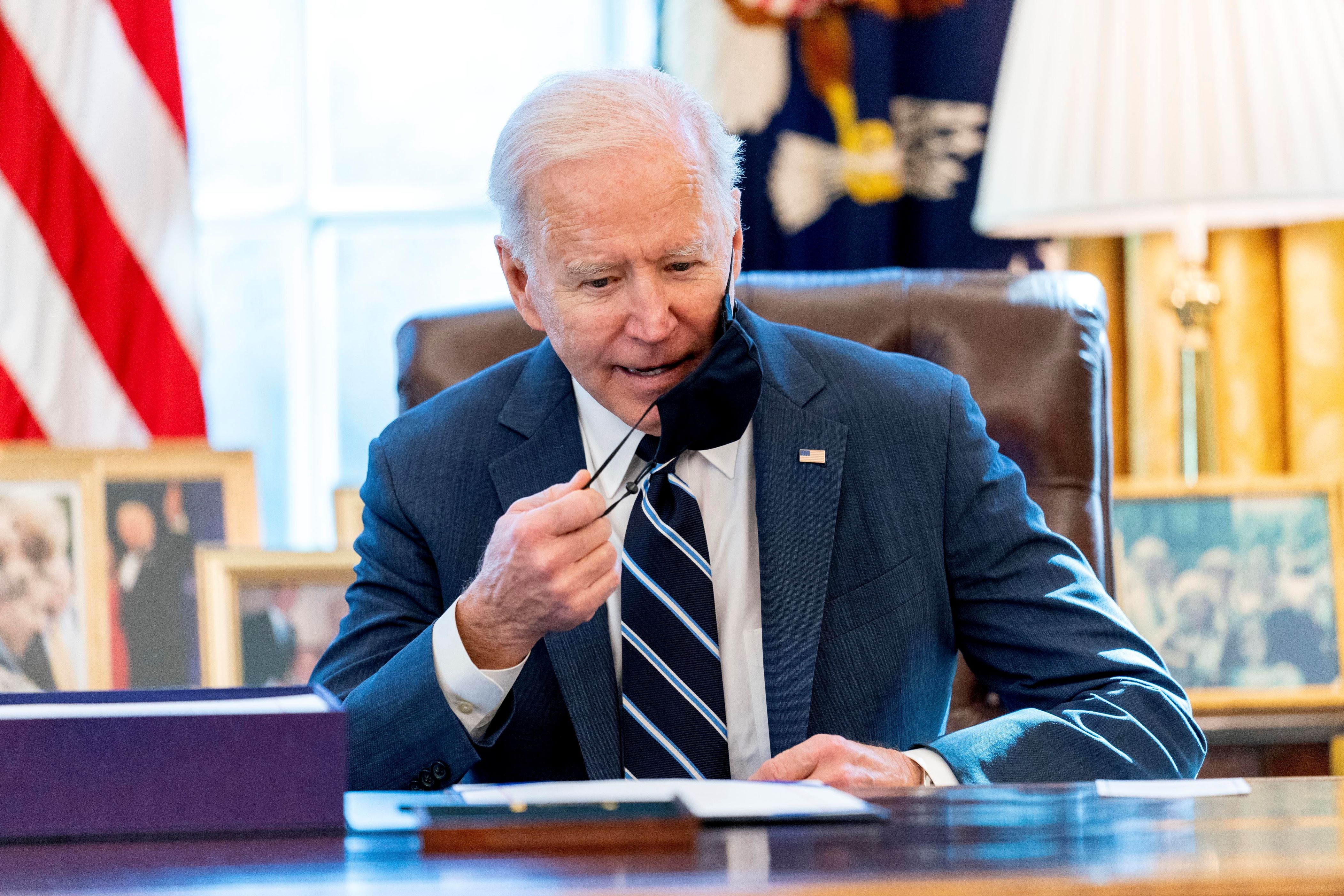 2021年3月11日,星期四,总统拜登(Joe Biden)坐下来在白宫椭圆形办公室签署了一项冠状病毒救济计划-美国救援计划。 (美联社照片/安德鲁·哈尼克)