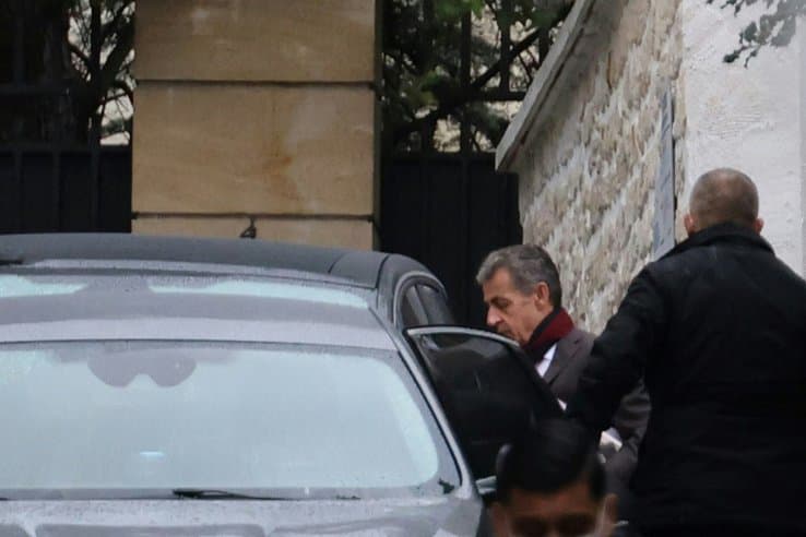 尼古拉斯·萨科奇(Nicolas Sarkozy)离开巴黎办公室,负责2021年3月17日的比格马里翁审判庭